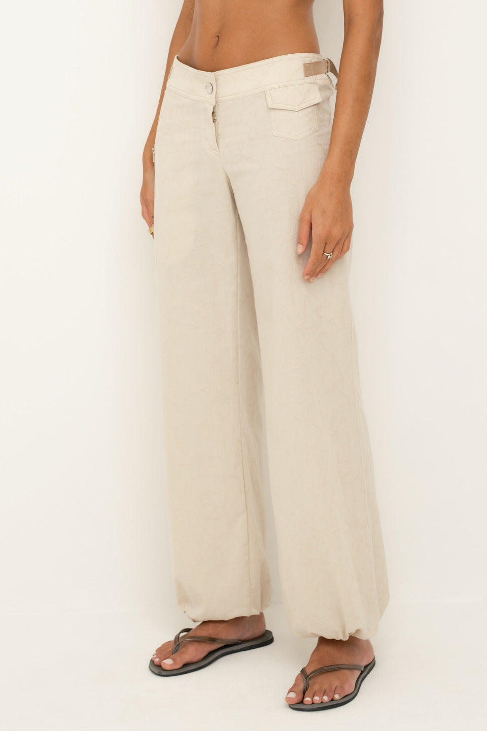 Women’s sand jacquard billow pants with flap pocket and ankle drawstrings, three-quarter view